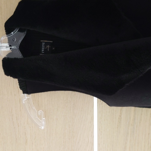 Faux fur vest by Twelve, size M in black - Picture 3 of 7